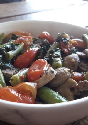 Una foto de Salteado de verduras y lomo