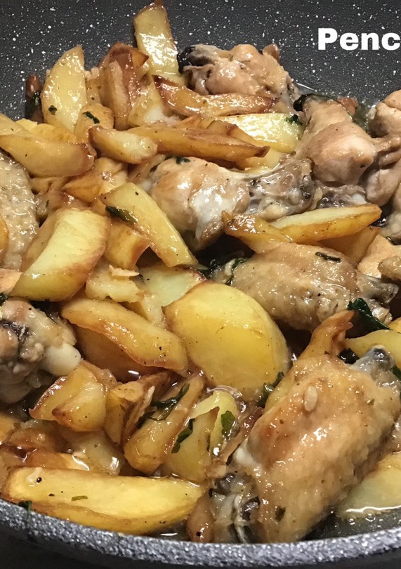 Una foto de Alitas con patatas, al vino blanco y ajo con perejil