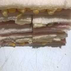 A picture of Sándwich de miga de jamón, queso, choclo y aceituna!.