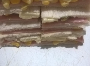 Una foto de Sándwich de miga de jamón, queso, choclo y aceituna!