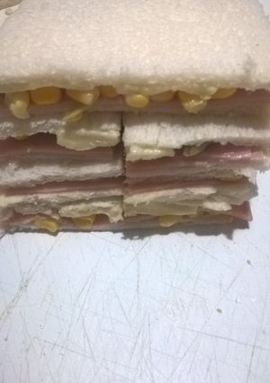 Una foto de Sándwich de miga de jamón, queso, choclo y aceituna!