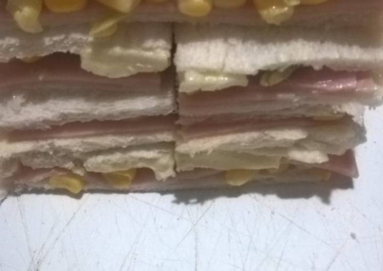 Sándwich de miga de jamón, queso, choclo y aceituna! Receta de Mariana