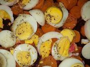 Una foto de ensalada papa con remolacha