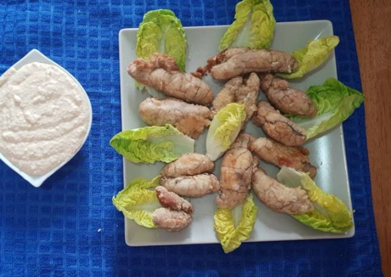 Hueva de merluza frita acompañada de ajo blanco con almendras