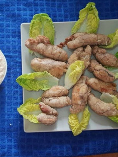 Una foto de Hueva de merluza frita acompañada de ajo blanco con almendras