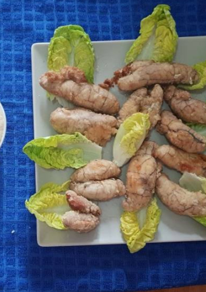 Una foto de Hueva de merluza frita acompañada de ajo blanco con almendras