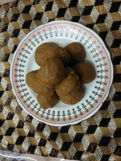बेसन के लड्डू (besan ke laddu recipe in Hindi) रेसिपी मुख्य फोटो