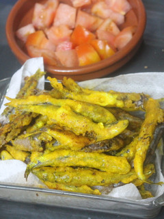 Una foto de Boquerones amarillos con ácido cítrico