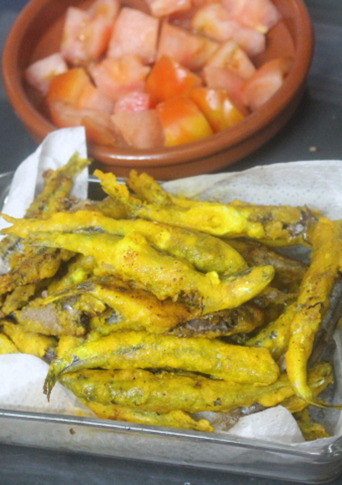 Una foto de Boquerones amarillos con ácido cítrico