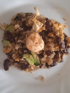 Una foto de Judías rojas quinoa y langostinos a mi estilo asiático😜😋