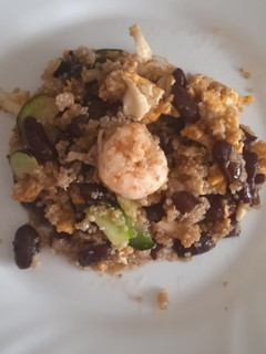 Una foto de Judías rojas quinoa y langostinos a mi estilo asiático😜😋