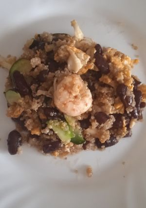 Una foto de Judías rojas quinoa y langostinos a mi estilo asiático😜😋
