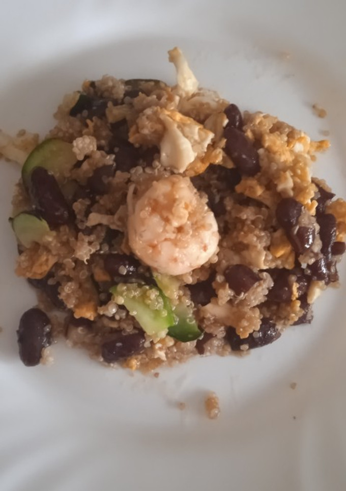 Una foto de Judías rojas quinoa y langostinos a mi estilo asiático😜😋