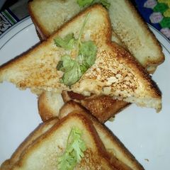 A picture of Cheese macaroni sandwich.