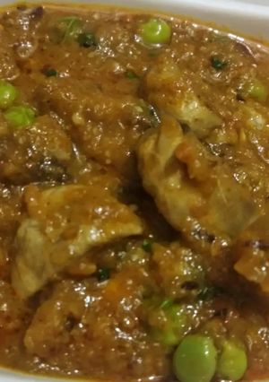 A picture of Mushroom with green peas.