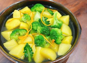 Hình của món Canh Khoai Tây Bông Cải Xanh và Nấm Hạ Thảo.