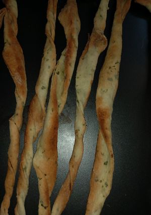 Una foto de Grissines caseritos. Ajo y perejil!! 😁🙋‍♀️. Crocantes.😋