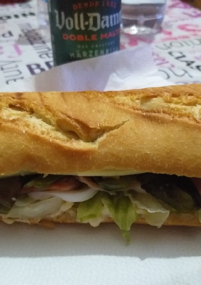 Una foto de Bocadillo lacón y más