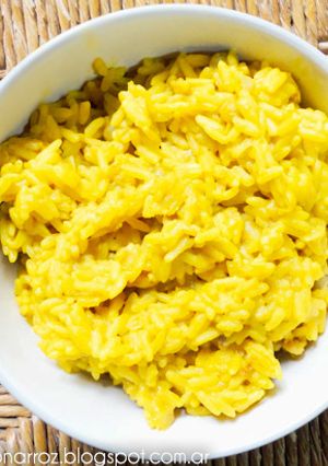 Una foto de Arroz amarillo cremoso (FÁCIL Y ECONÓMICO)