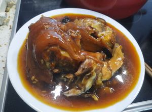 Hình của món Bắp giò hầm nấm.