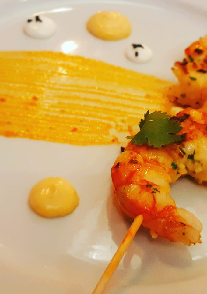 Una foto de Brocheta de langostinos marinados