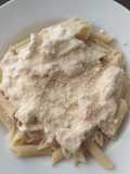 Pasta con pollo en salsa blanca