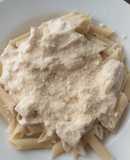 Pasta con pollo en salsa blanca