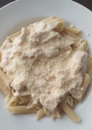 Una foto de Pasta con pollo en salsa blanca