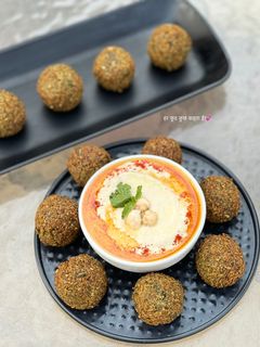 ફલાફીલ અને હમુસ (falafel with hummus Recipe In Gujarati) રેસીપી મુખ્ય ફોટો