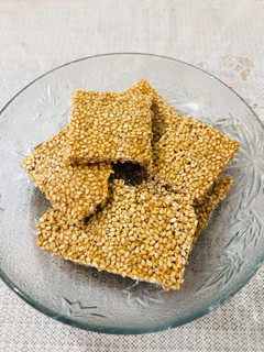 तिल गुड़ चिक्की (til gud chikki recipe in Hindi) रेसिपी मुख्य फोटो