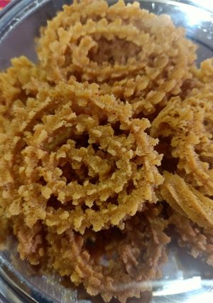 तांदळाच्या पिठाची कुरकुरीत चकली (Rice Flour Chakli Recipe In Marathi) रेसिपी चे मुख्य फोटो 
