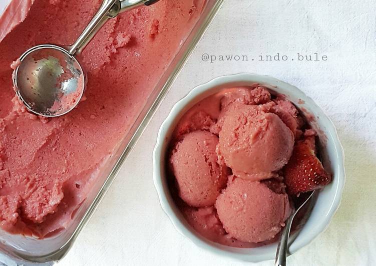 Recipe of Perfect Strawberry Frozen Yogurt