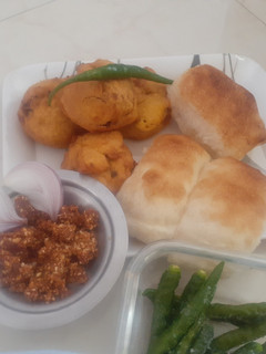 मुंबईचा वडापाव (Vada pav recipe in marathi) रेसिपी चे मुख्य फोटो