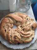 Rosca de Pascua de avena trenzada rellena de pastelera y pasas
