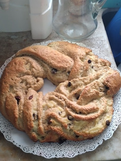 Una foto de Rosca de Pascua de avena trenzada rellena de pastelera y pasas