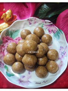 पारंपारिक तिळगुळ लाडू (tilgul laddu recipe in marathi) रेसिपी चे मुख्य फोटो 