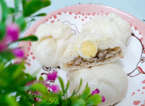 Hình của món Bánh bao nhân trứng thịt từ bột mì.