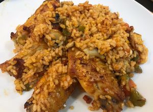 Una foto de Arroz con pollo y verduras con chorizo en Airfryer Cosori