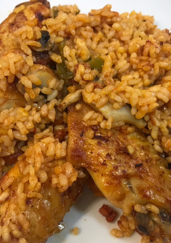 Una foto de Arroz con pollo y verduras con chorizo en Airfryer Cosori