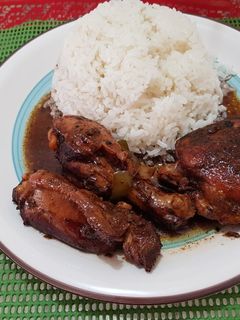 Una foto de Pollo guisado al estilo dominicano 🇩🇴🇩🇴