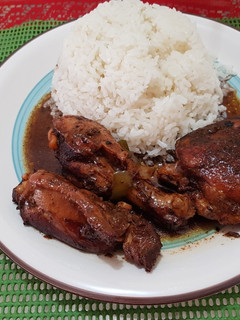 Una foto de Pollo guisado al estilo dominicano 🇩🇴🇩🇴