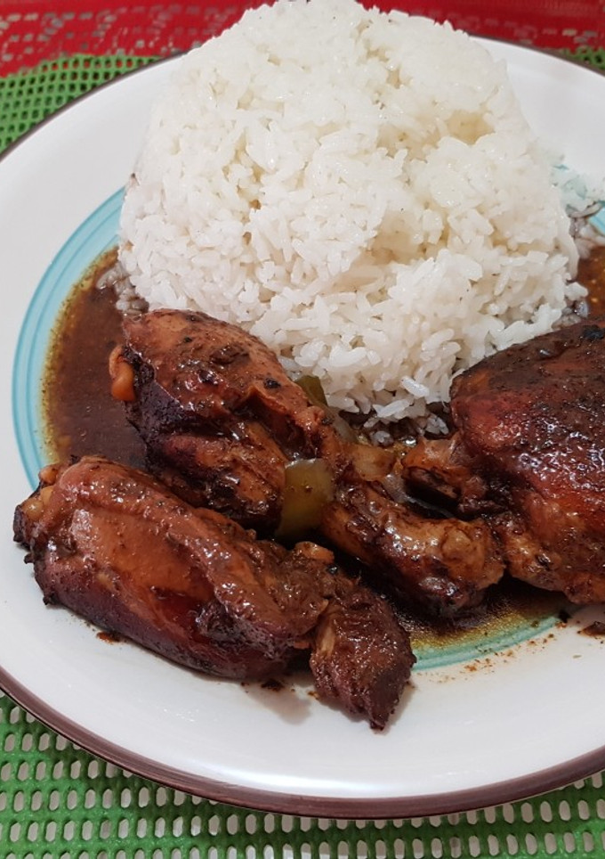 Una foto de Pollo guisado al estilo dominicano 🇩🇴🇩🇴