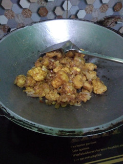 Foto resep Ayam goreng saus telor asin