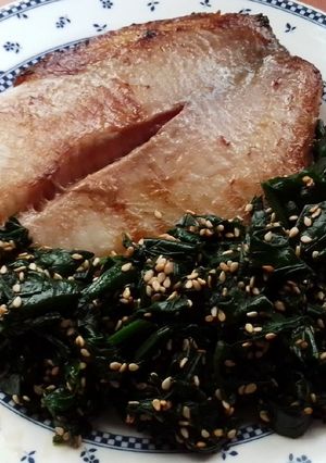 Una foto de Pescado con espinacas (Estilo japonés)