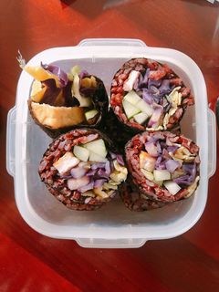 Hình của món Eat clean 5: kimbap gạo lứt.