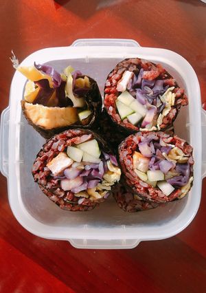 Hình của món Eat clean 5: kimbap gạo lứt.