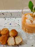 Croquetas de queso azul y sopa de tomatitos cherry asados con menta