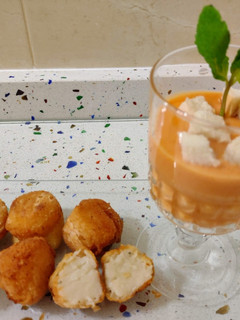 Foto principal de Croquetas de queso azul y sopa de tomatitos cherry asados con menta
