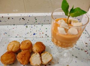 Foto principal de Croquetas de queso azul y sopa de tomatitos cherry asados con menta