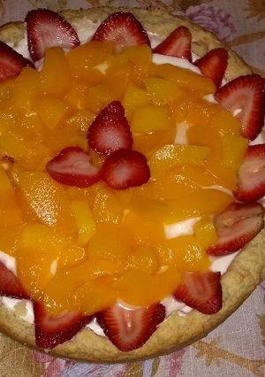 Una foto de Tarta de durazno y frutilla